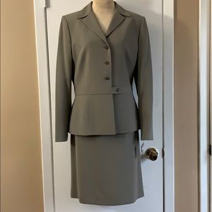 Business Suit❗️REDUCED PRICE❗️2 piece suit, jacket and skirt